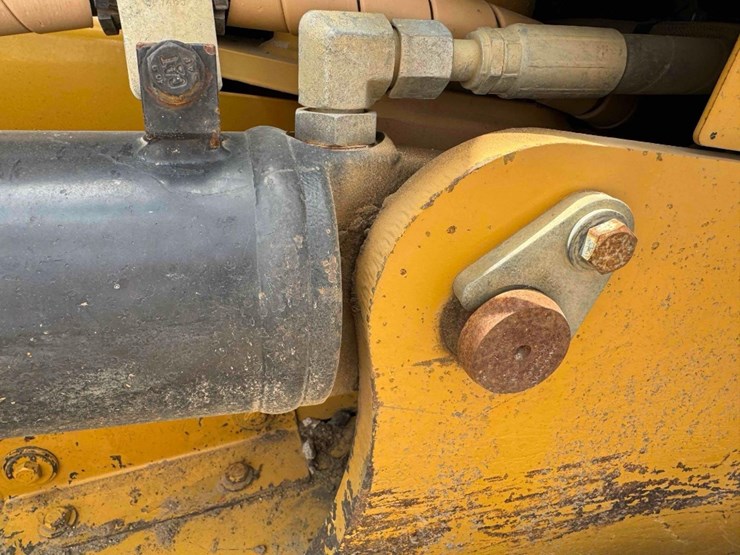 2016-caterpillar-d6k-image-27