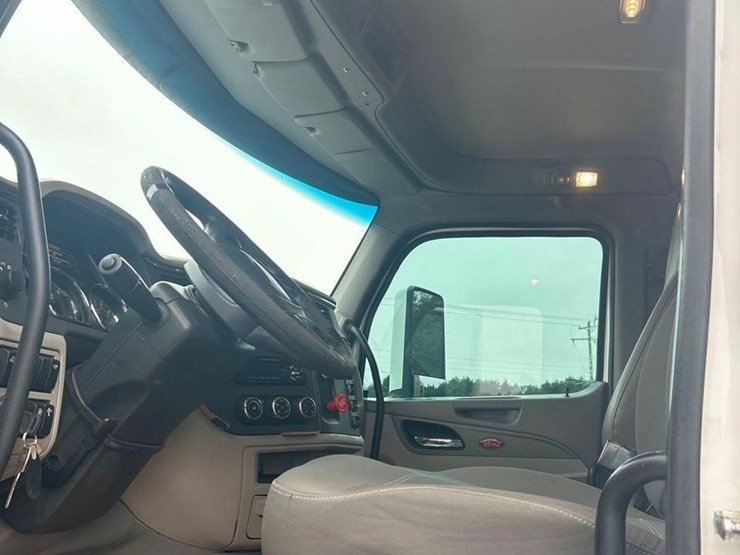 2018-peterbilt-567-image-31