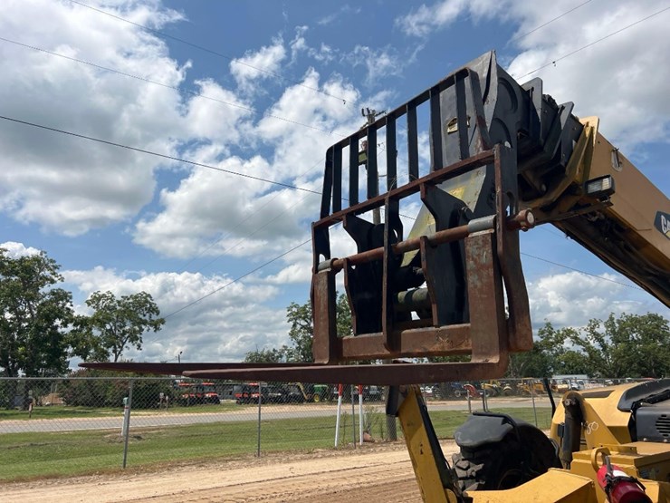2015-caterpillar-tl1055c-image-9