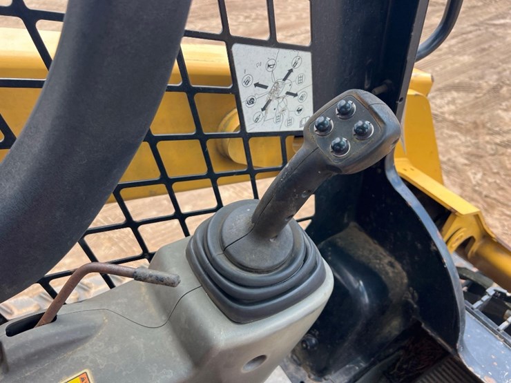 2015-caterpillar-259d-image-28