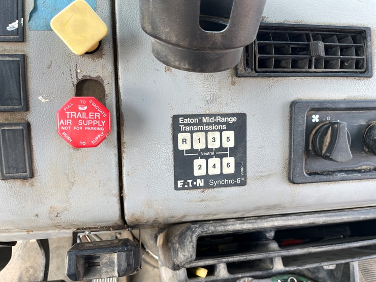 #1013-•-1992-freightliner-cummins-(has-mn-title)-image-93