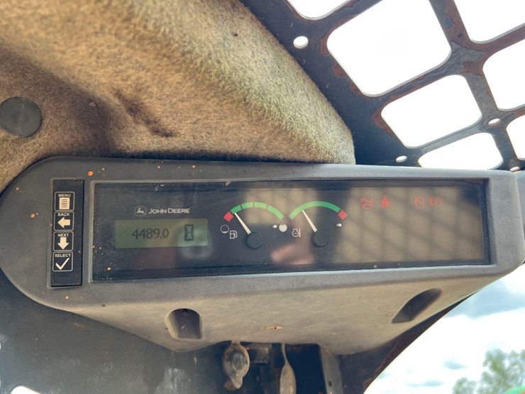 2015-deere-319e-image-31