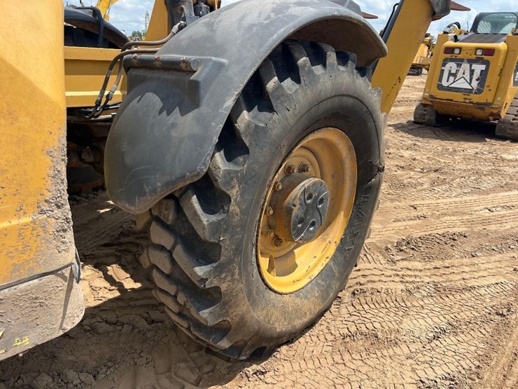 2015-caterpillar-tl1055c-image-26