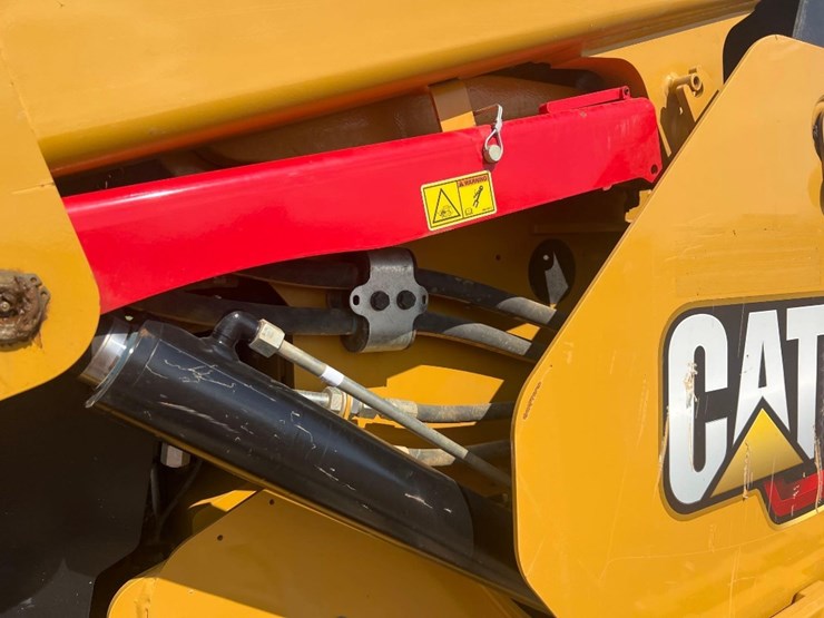 2023-caterpillar-299d3-image-12