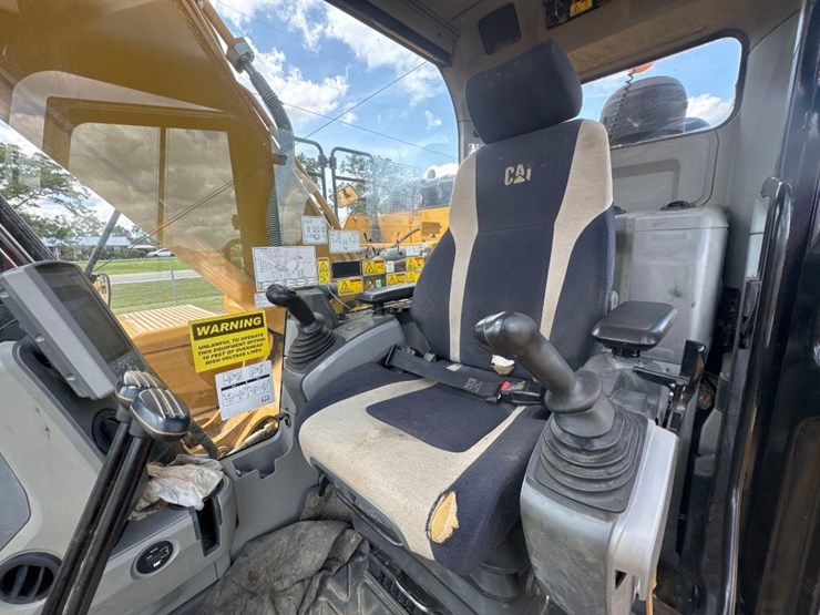 2020-caterpillar-326fl-image-32