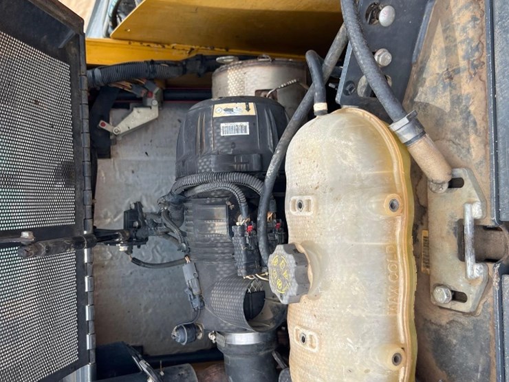 2015-deere-319e-image-26