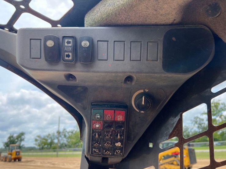 2015-deere-319e-image-30