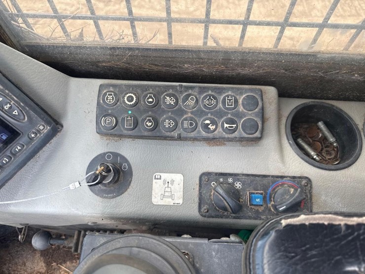 2016-caterpillar-553c-image-24