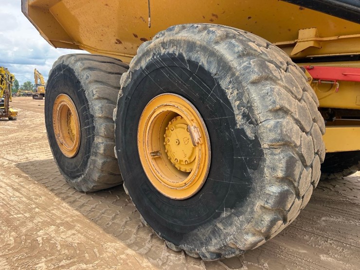 2014-caterpillar-740b-image-30