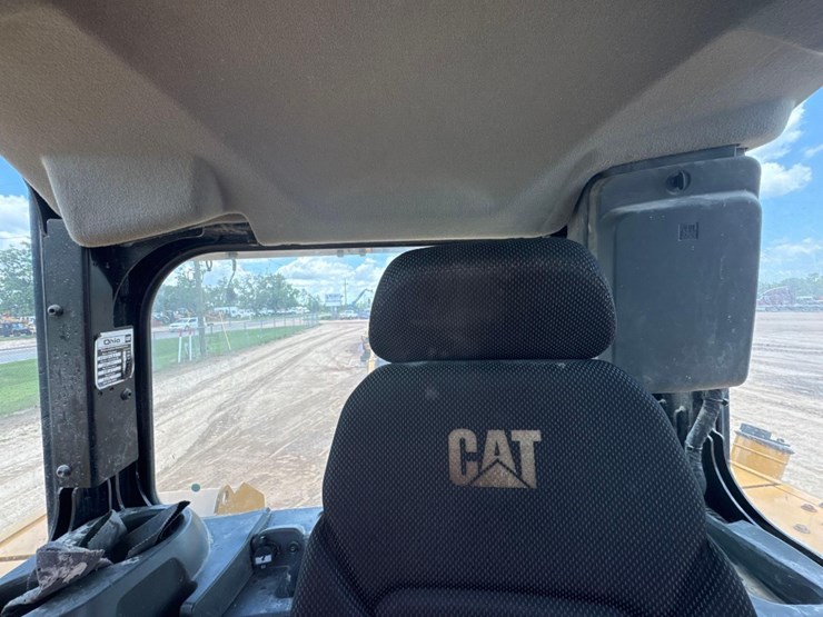 2019-caterpillar-d6-image-39
