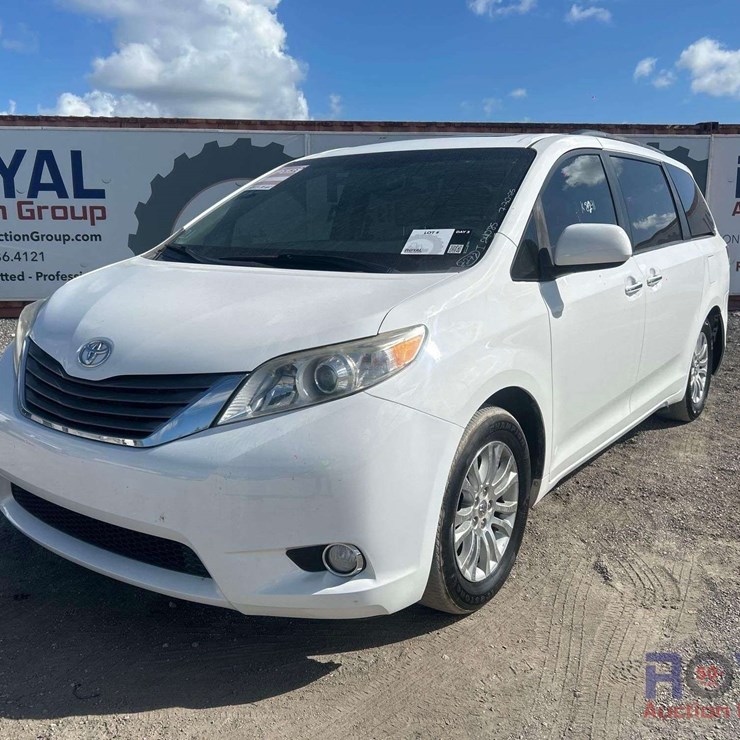 2011 TOYOTA SIENNA