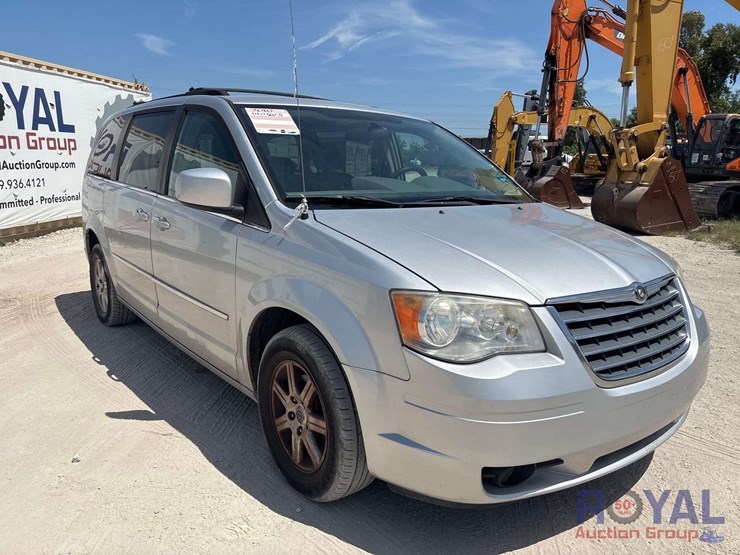 2010-chrysler-town-&-country-image-2