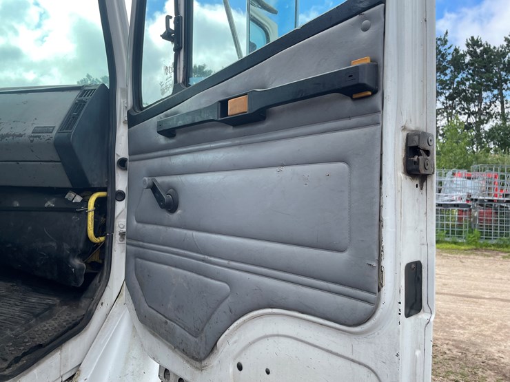 2002-freightliner-fl80-image-47