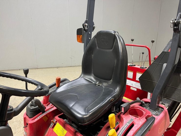 2020-massey-ferguson-gc1723eb-image-24