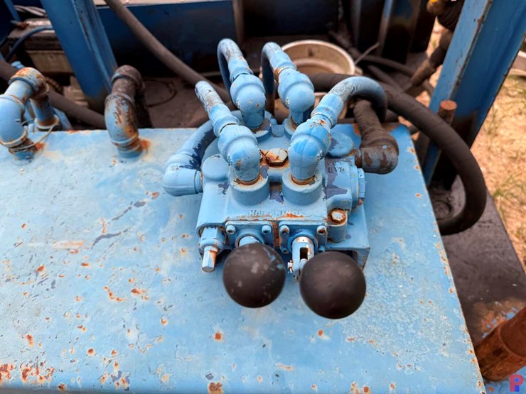 evco-85-ton-power-swivel-mtd.-on-19’-t/a-gooseneck-trailer-image-13