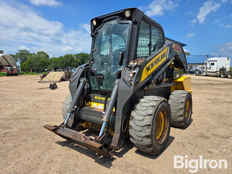 2016-new-holland-l228-image-1