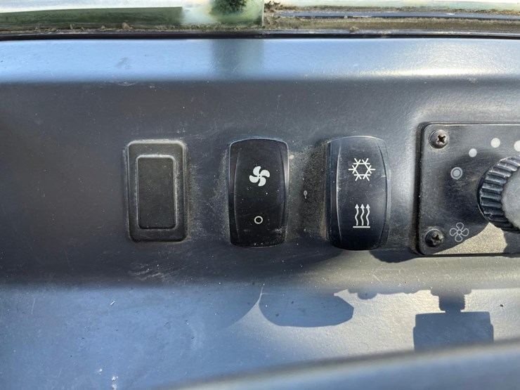 2015-deere-650k-lgp-image-28
