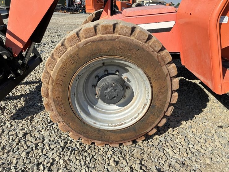 2014-jlg-8042-image-9