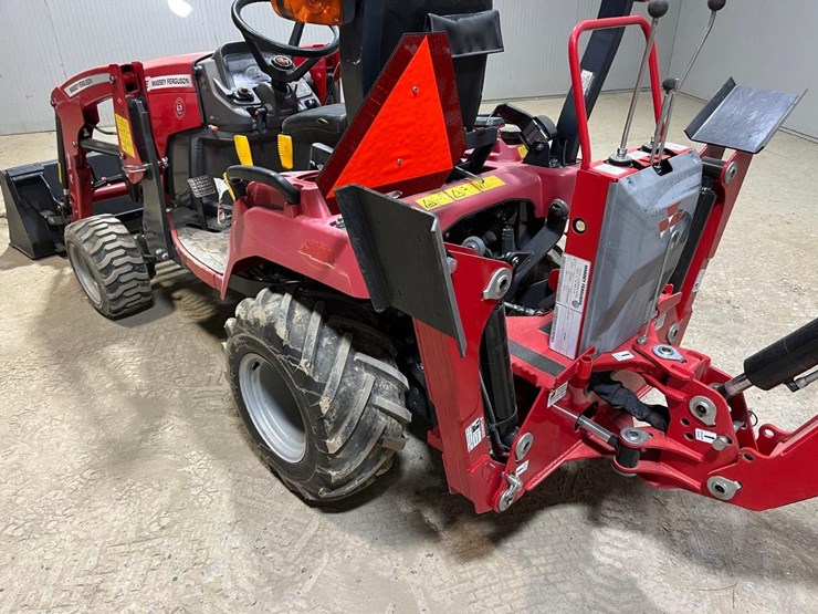 2020-massey-ferguson-gc1723eb-image-13