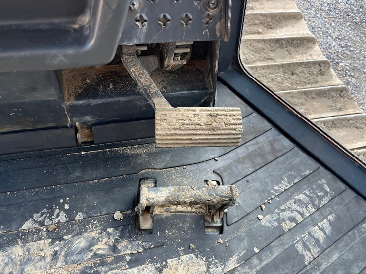 2015-deere-650k-lgp-image-32