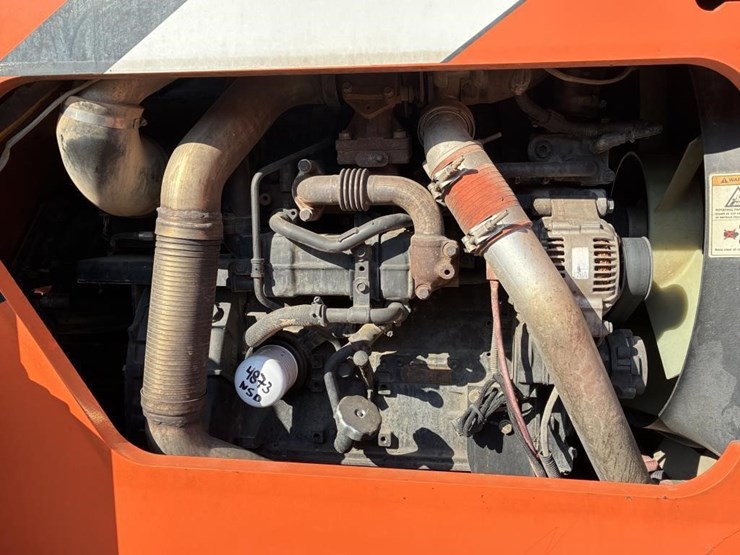 2013-jlg-8042-image-10