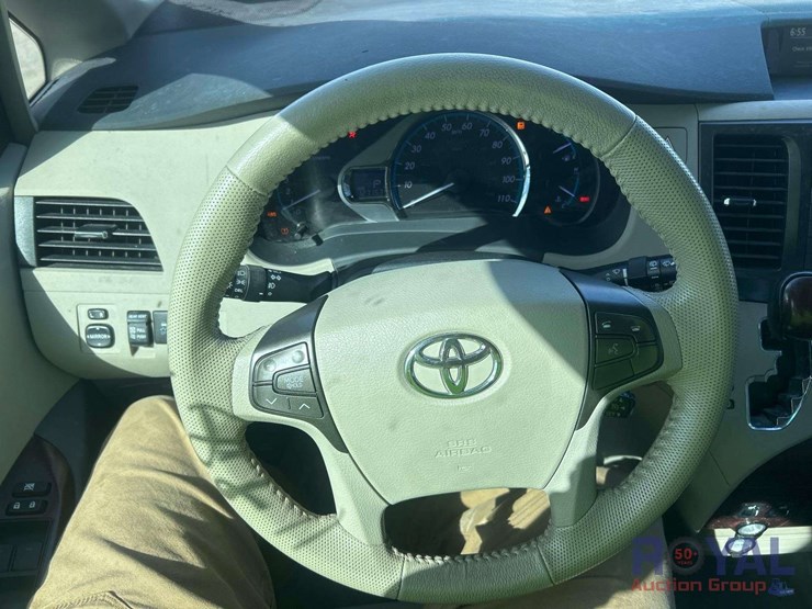 2011-toyota-sienna-image-10