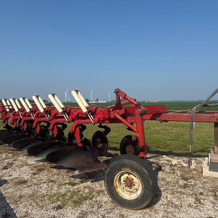 6x18 IH 720 on land plow
