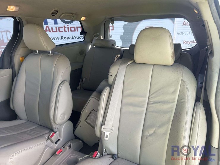 2011-toyota-sienna-image-21