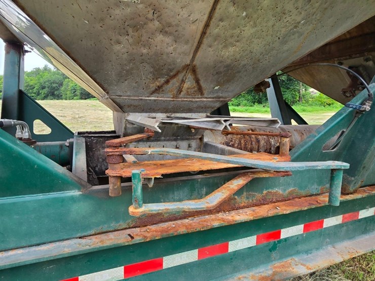 2013-doyle-dry-fertilizer-tender-trailer---kubota-diesel,-3-stainless-compartments,-side-discharge-image-50