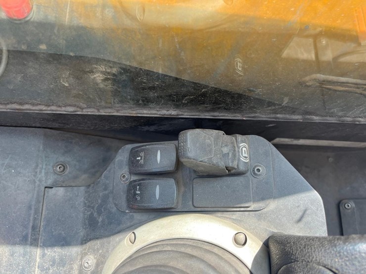 2015-jcb-525-60-image-33