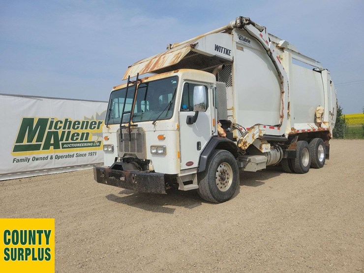 2016-peterbilt-320-image-1