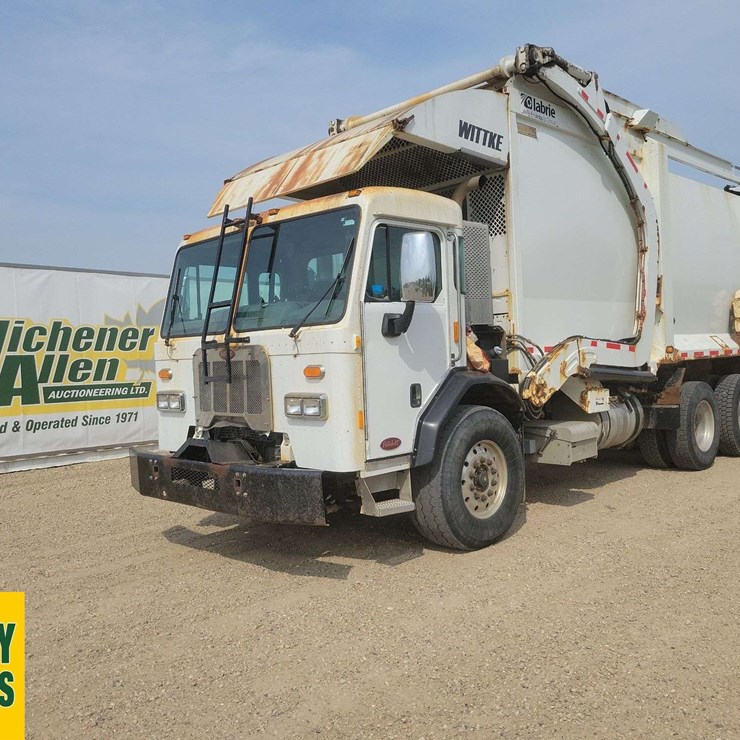 2016 PETERBILT 320