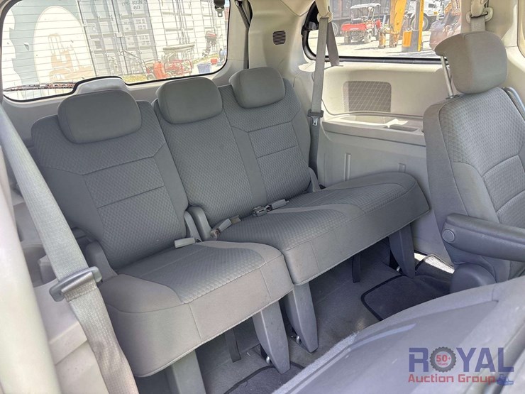 2010-chrysler-town-&-country-image-21