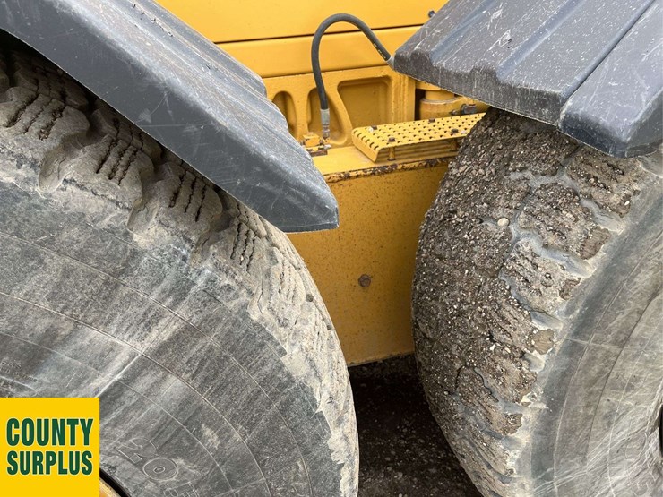 2015-caterpillar-14m-image-17