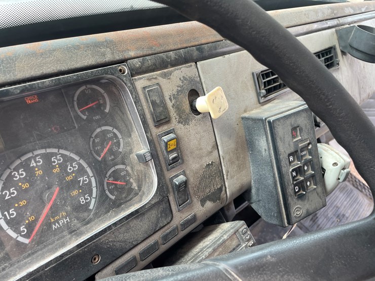 2002-freightliner-fl80-image-41