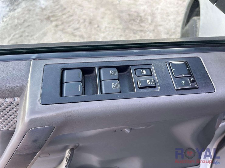 2004-nissan-armada-image-13