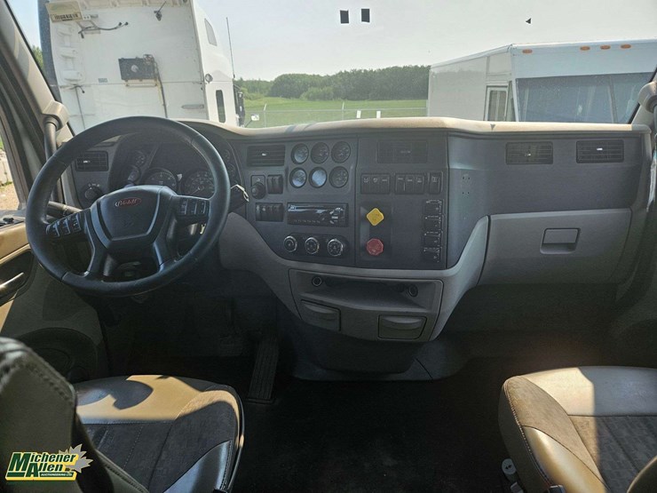 2019-peterbilt-579-image-21