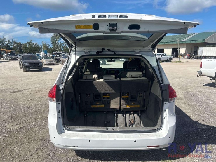 2011-toyota-sienna-image-22