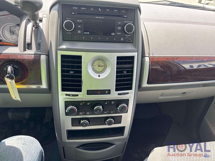 2010-chrysler-town-&-country-image-14