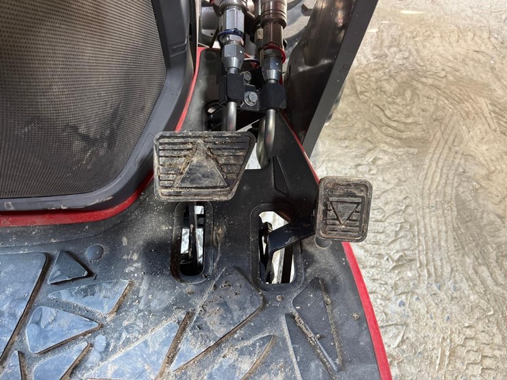 2020-massey-ferguson-gc1723eb-image-32