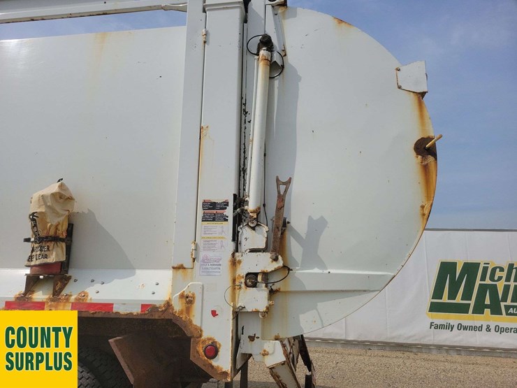 2016-peterbilt-320-image-37