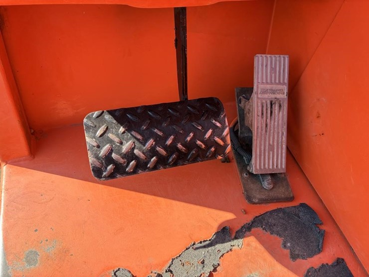2013-jlg-8042-image-14