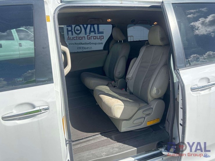 2011-toyota-sienna-image-20