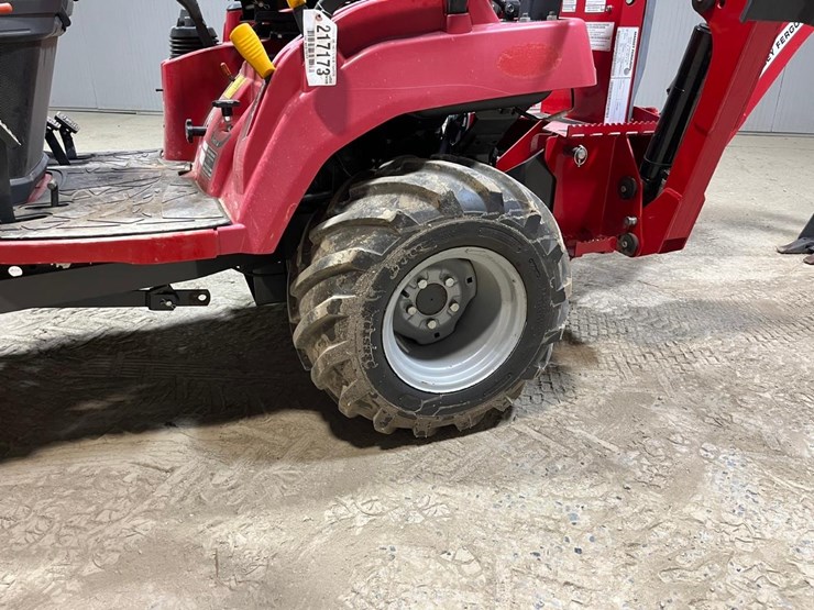 2020-massey-ferguson-gc1723eb-image-12