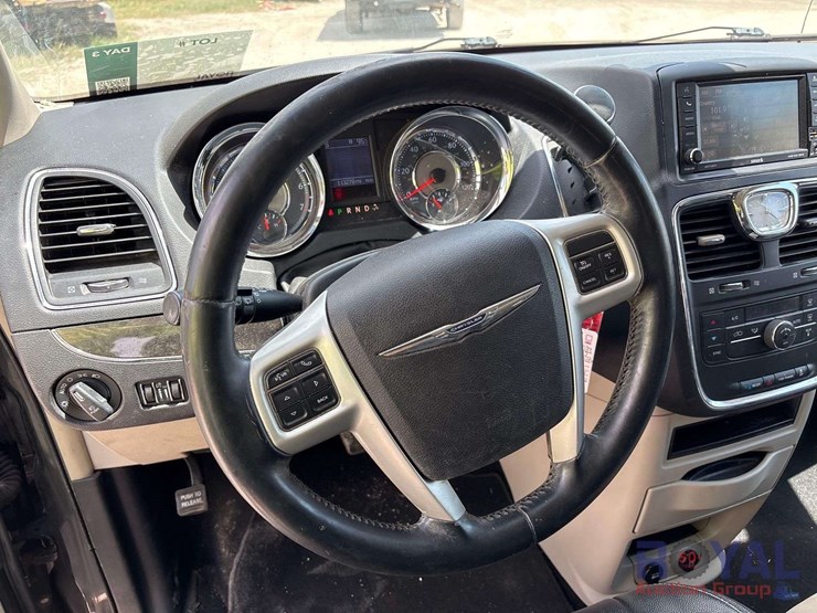 2014-chrysler-town-&-country-image-12