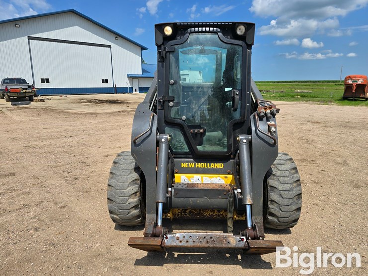 2016-new-holland-l228-image-3