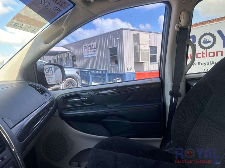 2017-dodge-grand-caravan-se-image-12
