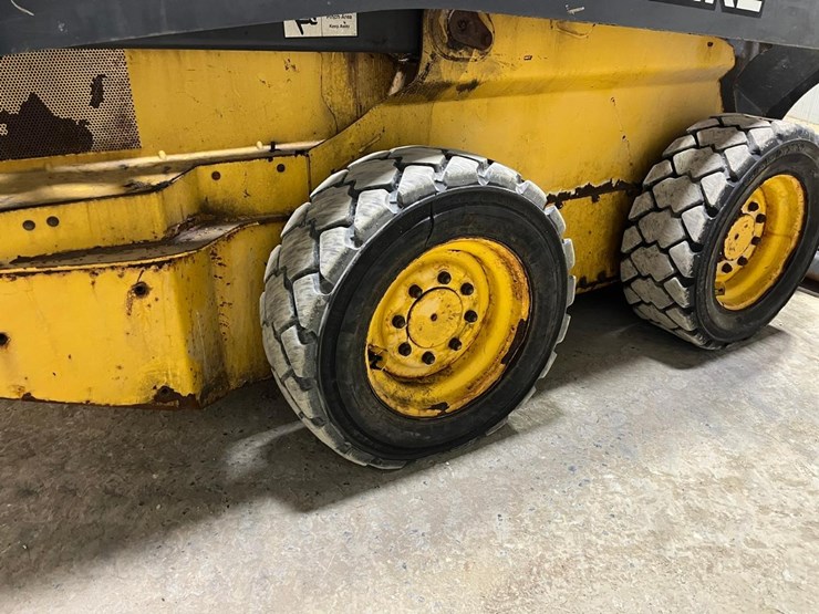 2015-deere-318e-image-16