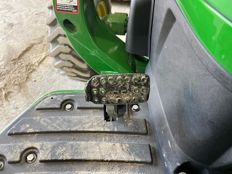 2021-john-deere-4044m-image-27