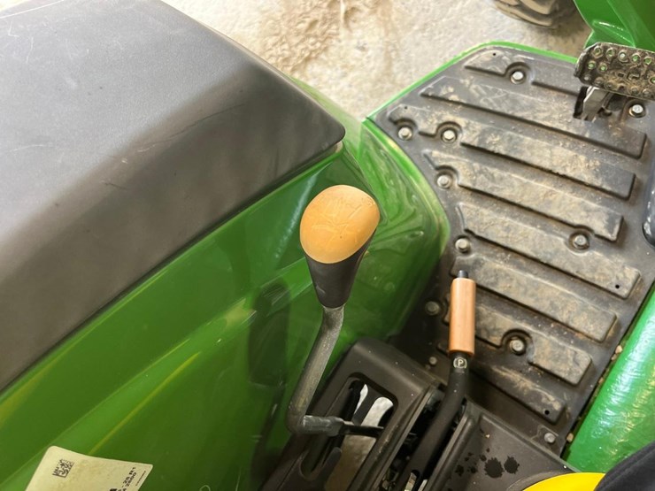 2021-john-deere-4044m-image-32